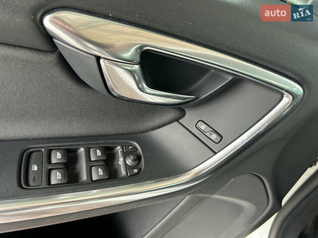 Белый Вольво B60, объемом двигателя 2.4 л и пробегом 160 тыс. км за 13900 $, фото 52 на Automoto.ua