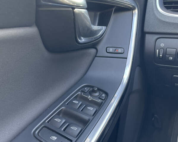 Белый Вольво B60, объемом двигателя 2 л и пробегом 280 тыс. км за 10300 $, фото 40 на Automoto.ua