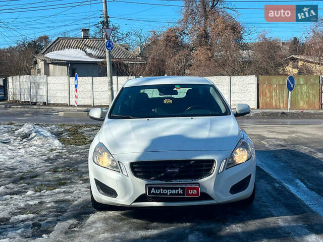 Білий Вольво B60, об'ємом двигуна 2 л та пробігом 288 тис. км за 9990 $, фото 1 на Automoto.ua