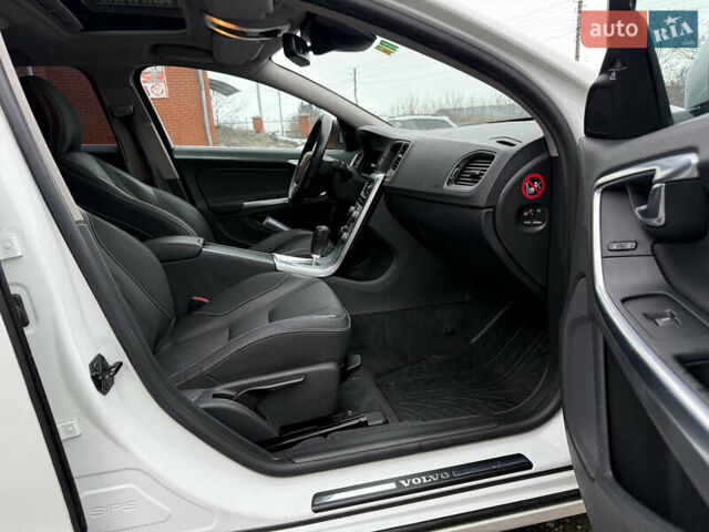 Білий Вольво B60, об'ємом двигуна 2.4 л та пробігом 234 тис. км за 12999 $, фото 34 на Automoto.ua