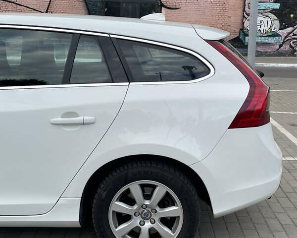 Белый Вольво B60, объемом двигателя 2 л и пробегом 279 тыс. км за 11000 $, фото 9 на Automoto.ua