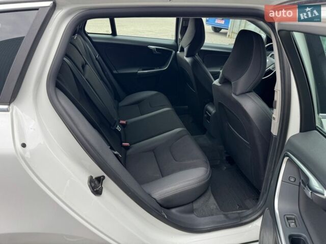 Белый Вольво B60, объемом двигателя 2.4 л и пробегом 160 тыс. км за 13900 $, фото 62 на Automoto.ua