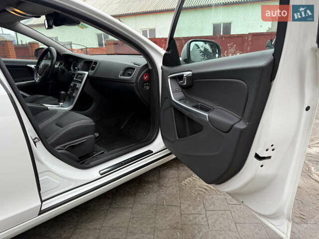 Белый Вольво B60, объемом двигателя 2.4 л и пробегом 234 тыс. км за 12700 $, фото 34 на Automoto.ua