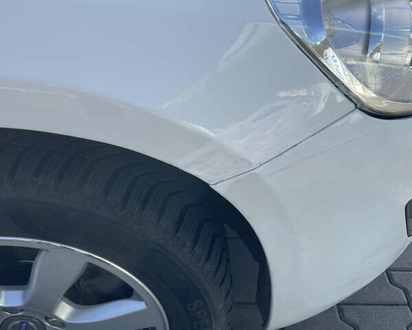 Белый Вольво B60, объемом двигателя 2 л и пробегом 280 тыс. км за 10300 $, фото 27 на Automoto.ua