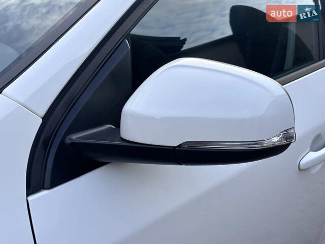 Белый Вольво B60, объемом двигателя 1.6 л и пробегом 242 тыс. км за 10850 $, фото 41 на Automoto.ua