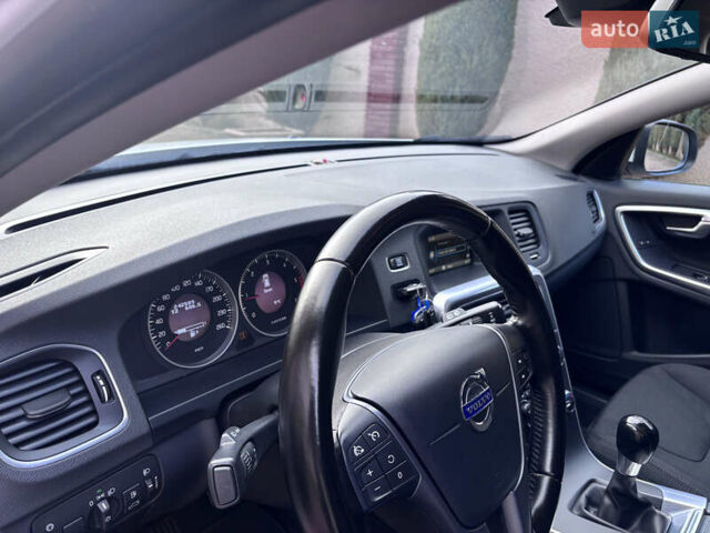 Белый Вольво B60, объемом двигателя 1.6 л и пробегом 242 тыс. км за 10850 $, фото 78 на Automoto.ua