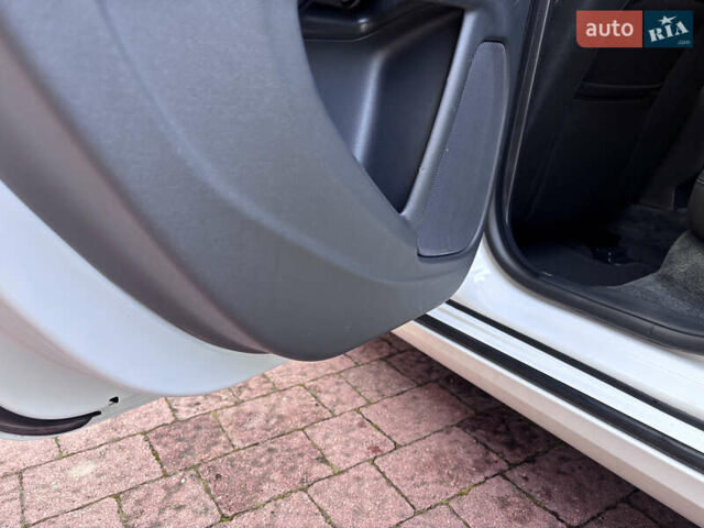 Белый Вольво B60, объемом двигателя 1.6 л и пробегом 242 тыс. км за 10850 $, фото 96 на Automoto.ua