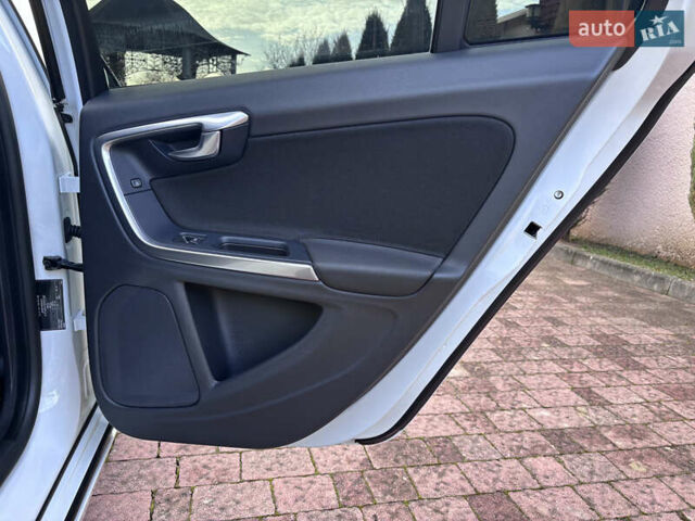 Белый Вольво B60, объемом двигателя 1.6 л и пробегом 242 тыс. км за 10850 $, фото 107 на Automoto.ua