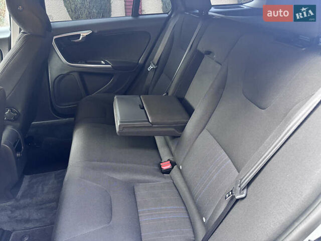 Белый Вольво B60, объемом двигателя 1.6 л и пробегом 242 тыс. км за 10850 $, фото 91 на Automoto.ua