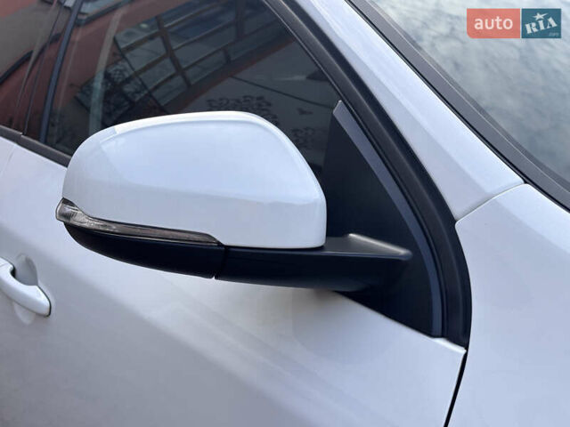 Белый Вольво B60, объемом двигателя 1.6 л и пробегом 242 тыс. км за 10850 $, фото 22 на Automoto.ua