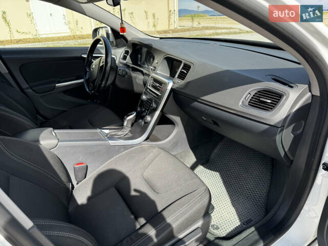 Белый Вольво B60, объемом двигателя 1.56 л и пробегом 306 тыс. км за 10413 $, фото 5 на Automoto.ua