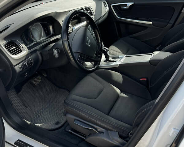 Белый Вольво B60, объемом двигателя 1.56 л и пробегом 306 тыс. км за 10413 $, фото 6 на Automoto.ua