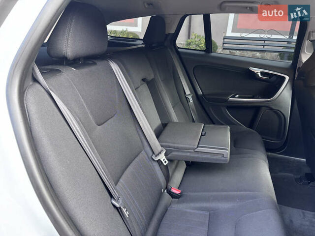 Белый Вольво B60, объемом двигателя 1.6 л и пробегом 242 тыс. км за 10850 $, фото 104 на Automoto.ua