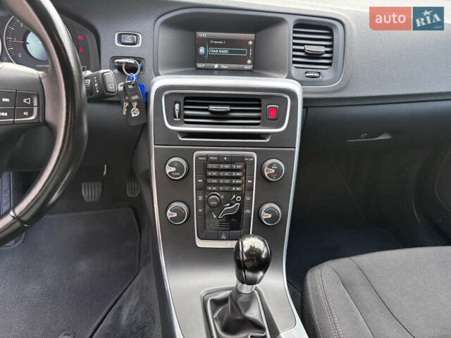 Белый Вольво B60, объемом двигателя 1.6 л и пробегом 242 тыс. км за 10850 $, фото 137 на Automoto.ua