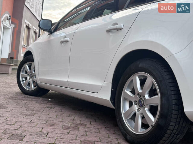 Белый Вольво B60, объемом двигателя 1.6 л и пробегом 242 тыс. км за 10850 $, фото 58 на Automoto.ua