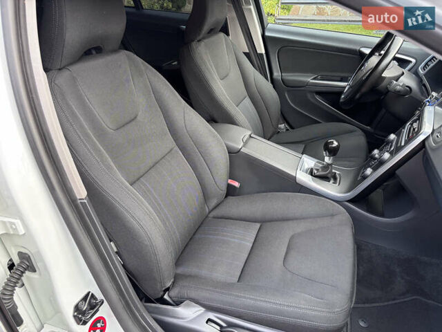 Белый Вольво B60, объемом двигателя 1.6 л и пробегом 242 тыс. км за 10850 $, фото 114 на Automoto.ua