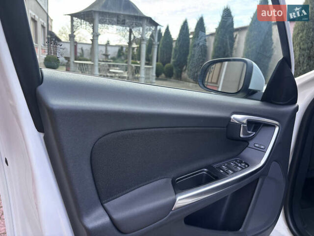 Белый Вольво B60, объемом двигателя 1.6 л и пробегом 242 тыс. км за 10850 $, фото 86 на Automoto.ua