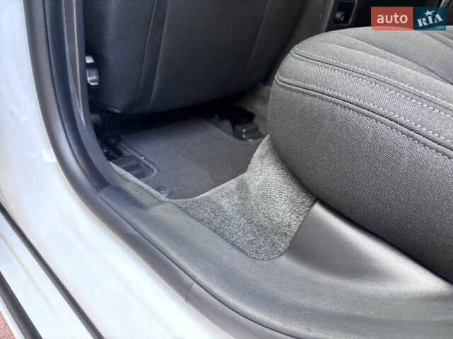 Белый Вольво B60, объемом двигателя 1.6 л и пробегом 242 тыс. км за 10850 $, фото 94 на Automoto.ua