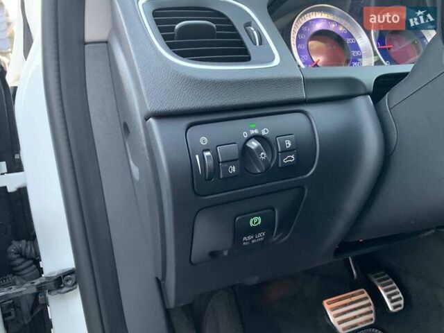 Белый Вольво B60, объемом двигателя 1.98 л и пробегом 183 тыс. км за 12900 $, фото 19 на Automoto.ua