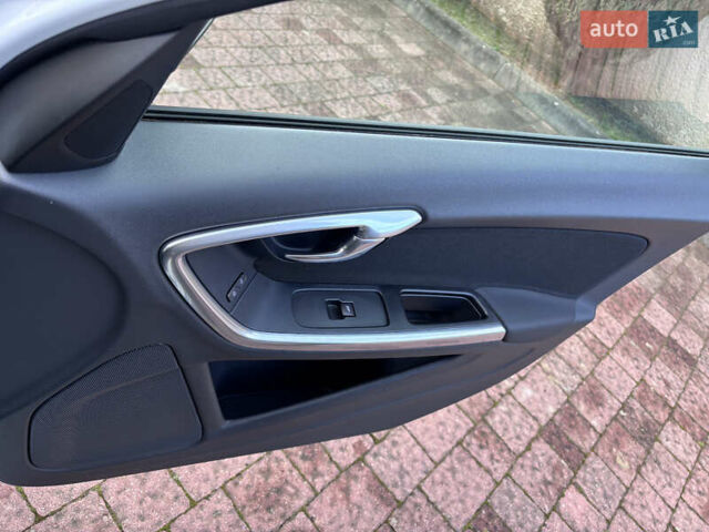 Белый Вольво B60, объемом двигателя 1.6 л и пробегом 242 тыс. км за 10850 $, фото 122 на Automoto.ua