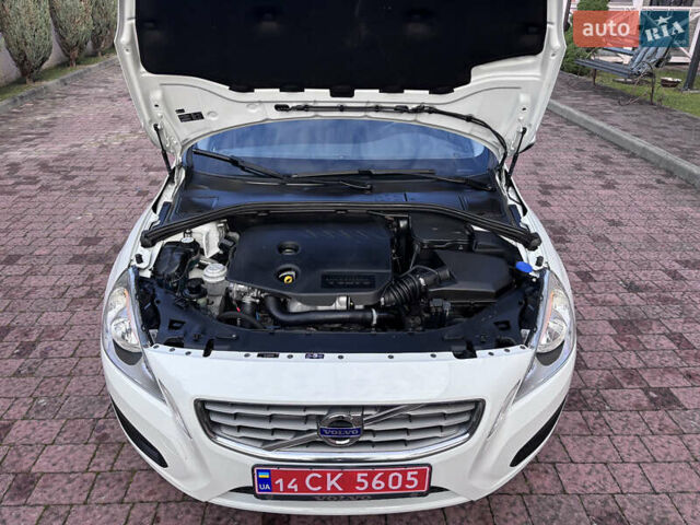 Белый Вольво B60, объемом двигателя 1.6 л и пробегом 242 тыс. км за 10850 $, фото 155 на Automoto.ua