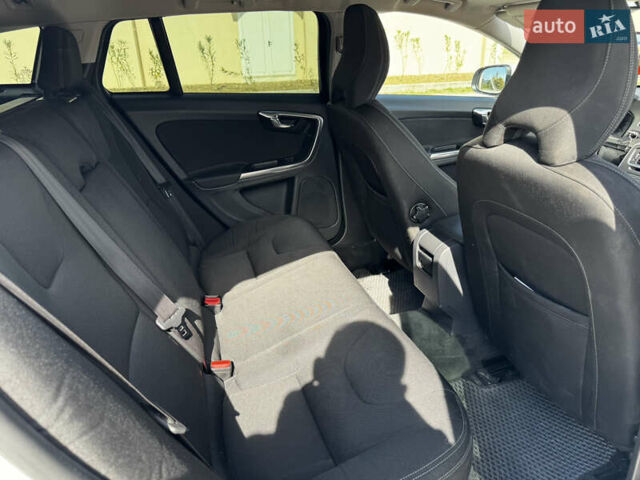 Белый Вольво B60, объемом двигателя 1.56 л и пробегом 306 тыс. км за 10413 $, фото 4 на Automoto.ua