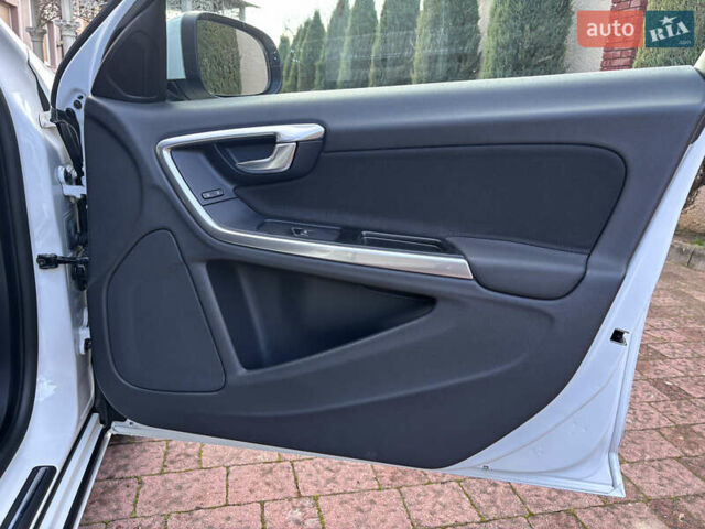 Белый Вольво B60, объемом двигателя 1.6 л и пробегом 242 тыс. км за 10850 $, фото 119 на Automoto.ua