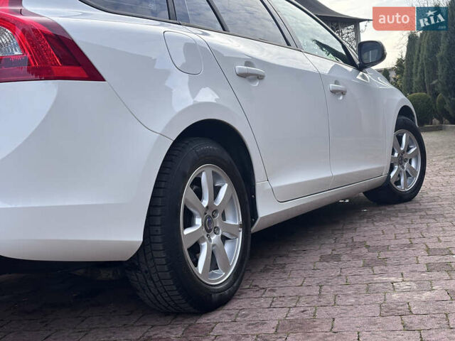 Белый Вольво B60, объемом двигателя 1.6 л и пробегом 242 тыс. км за 10850 $, фото 73 на Automoto.ua