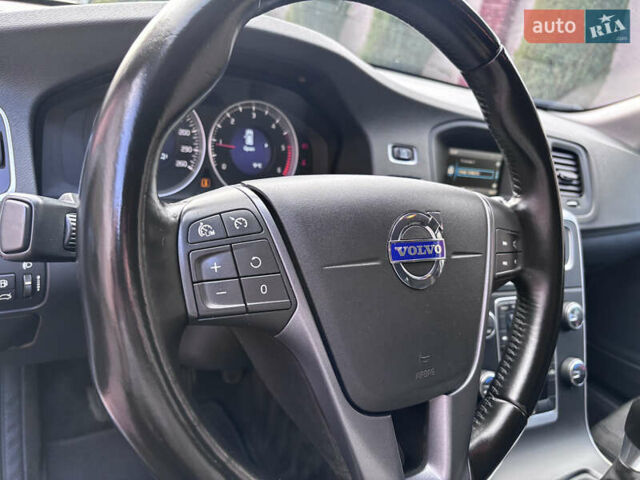 Белый Вольво B60, объемом двигателя 1.6 л и пробегом 242 тыс. км за 10850 $, фото 134 на Automoto.ua