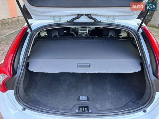 Белый Вольво B60, объемом двигателя 1.6 л и пробегом 242 тыс. км за 10850 $, фото 150 на Automoto.ua