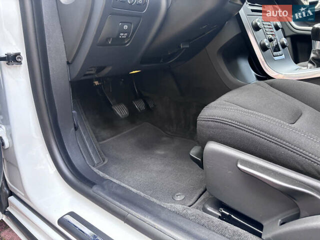 Белый Вольво B60, объемом двигателя 1.6 л и пробегом 242 тыс. км за 10850 $, фото 83 на Automoto.ua