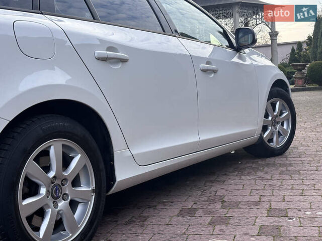 Белый Вольво B60, объемом двигателя 1.6 л и пробегом 242 тыс. км за 10850 $, фото 74 на Automoto.ua