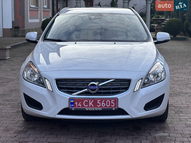 Белый Вольво B60, объемом двигателя 1.6 л и пробегом 242 тыс. км за 10850 $, фото 1 на Automoto.ua