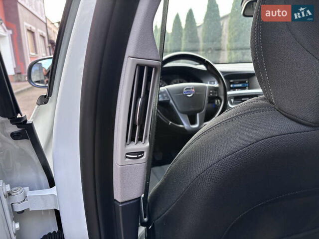 Белый Вольво B60, объемом двигателя 1.6 л и пробегом 242 тыс. км за 10850 $, фото 99 на Automoto.ua