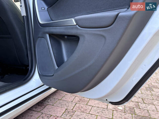 Белый Вольво B60, объемом двигателя 1.6 л и пробегом 242 тыс. км за 10850 $, фото 108 на Automoto.ua