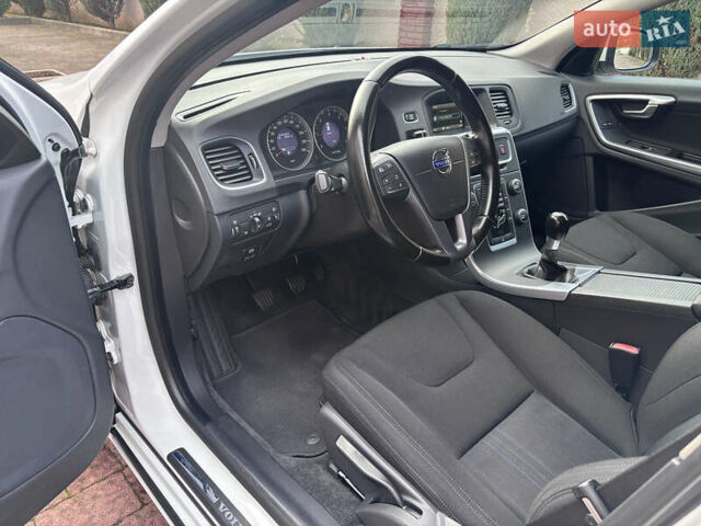 Белый Вольво B60, объемом двигателя 1.6 л и пробегом 242 тыс. км за 10850 $, фото 76 на Automoto.ua