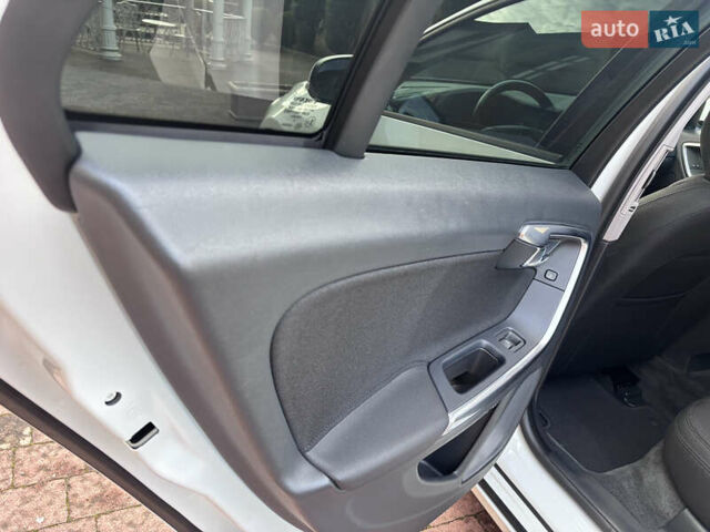 Белый Вольво B60, объемом двигателя 1.6 л и пробегом 242 тыс. км за 10850 $, фото 97 на Automoto.ua