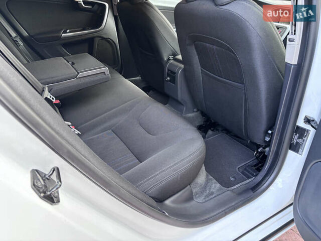 Белый Вольво B60, объемом двигателя 1.6 л и пробегом 242 тыс. км за 10850 $, фото 100 на Automoto.ua