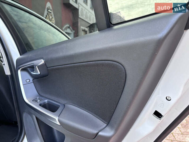 Белый Вольво B60, объемом двигателя 1.6 л и пробегом 242 тыс. км за 10850 $, фото 109 на Automoto.ua