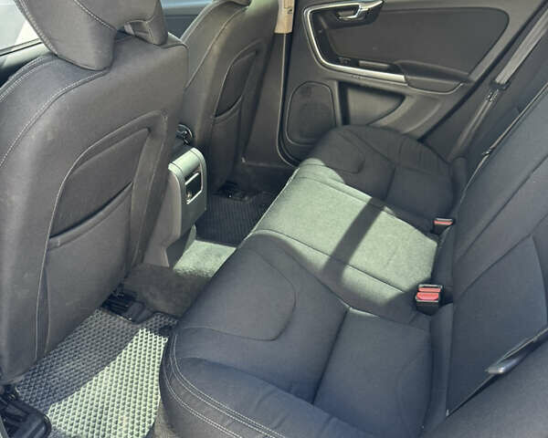 Белый Вольво B60, объемом двигателя 1.56 л и пробегом 306 тыс. км за 10413 $, фото 3 на Automoto.ua