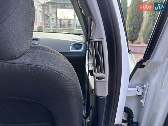 Белый Вольво B60, объемом двигателя 1.6 л и пробегом 242 тыс. км за 10850 $, фото 106 на Automoto.ua