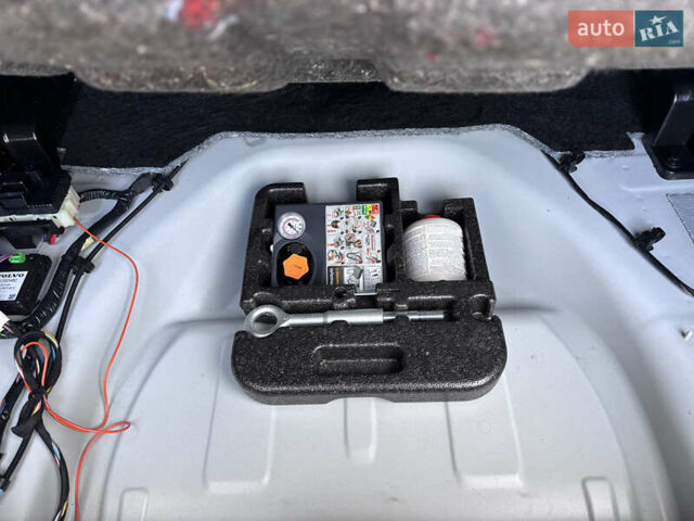 Белый Вольво B60, объемом двигателя 1.6 л и пробегом 242 тыс. км за 10850 $, фото 152 на Automoto.ua