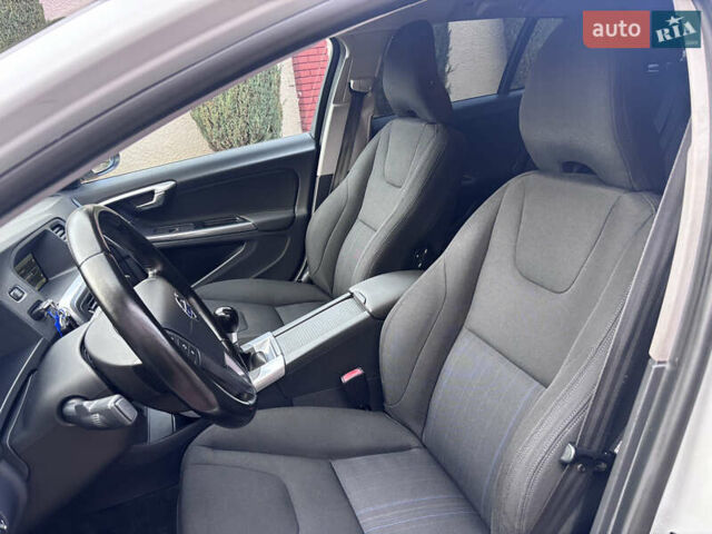 Белый Вольво B60, объемом двигателя 1.6 л и пробегом 242 тыс. км за 10850 $, фото 79 на Automoto.ua