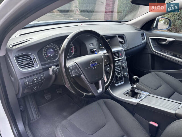 Белый Вольво B60, объемом двигателя 1.6 л и пробегом 242 тыс. км за 10850 $, фото 77 на Automoto.ua