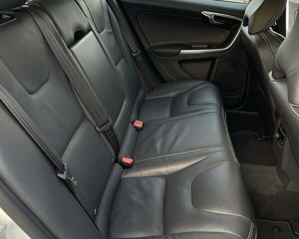 Белый Вольво B60, объемом двигателя 2.4 л и пробегом 214 тыс. км за 17299 $, фото 59 на Automoto.ua