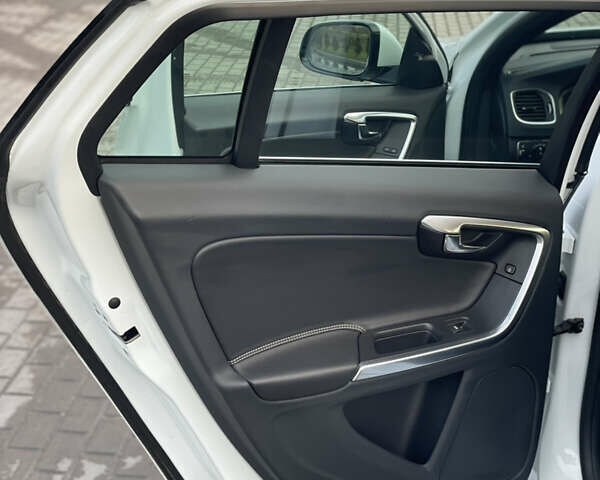 Белый Вольво B60, объемом двигателя 2.4 л и пробегом 214 тыс. км за 17299 $, фото 65 на Automoto.ua