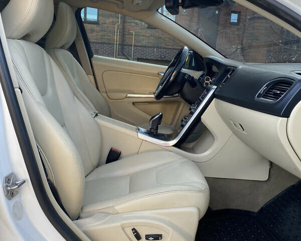 Вольво B60 2014 у Кропивницькому (Кіровограді) на Automoto.ua Білий Вольво B60, об'ємом двигуна 2 л та пробігом 249 тис. км за 12500 $, фото 25 на Automoto.ua