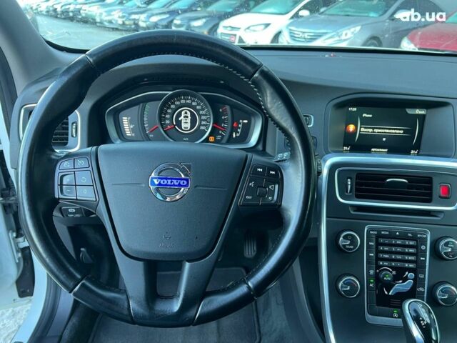 Белый Вольво B60, объемом двигателя 2 л и пробегом 300 тыс. км за 13940 $, фото 19 на Automoto.ua