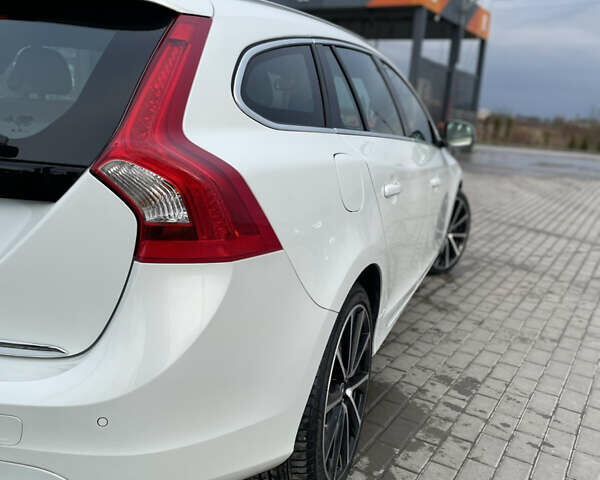 Белый Вольво B60, объемом двигателя 2.4 л и пробегом 214 тыс. км за 17299 $, фото 14 на Automoto.ua