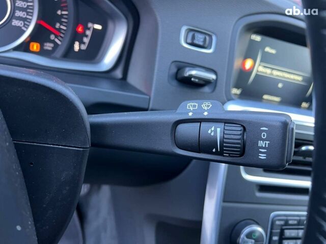 Белый Вольво B60, объемом двигателя 2 л и пробегом 300 тыс. км за 13940 $, фото 22 на Automoto.ua